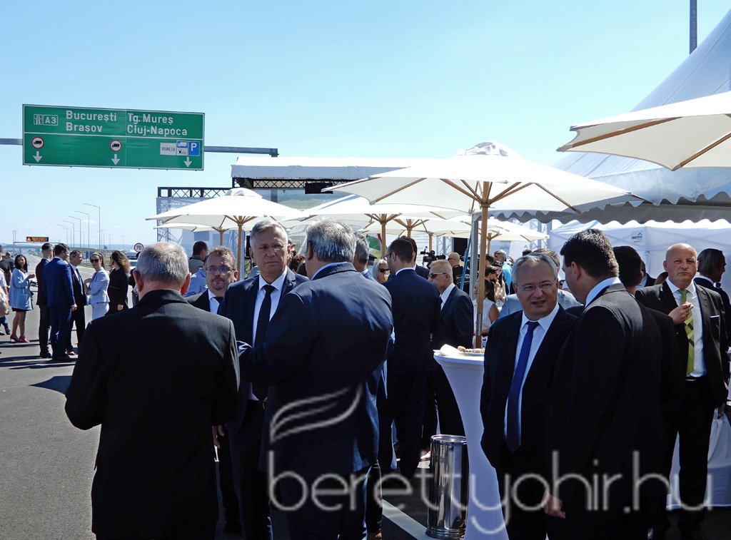 Átadták az M4-es autópálya Ártándig tartó szakaszát02